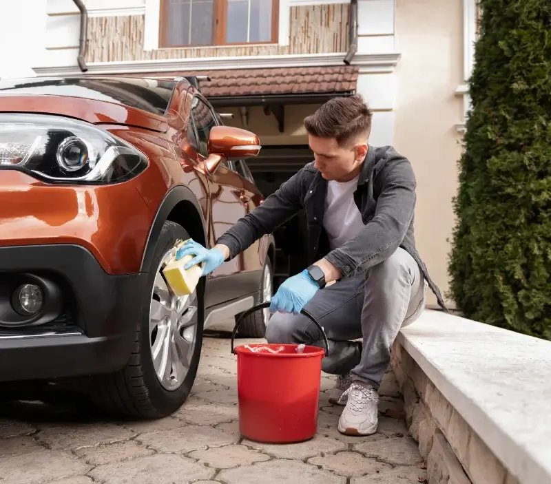 Lavage auto à domicile Auzon : professionnel intervenant sur un véhicule